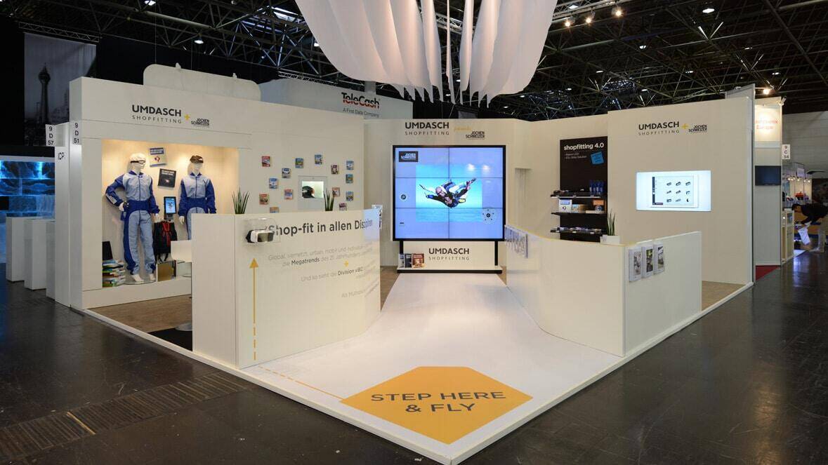 Messestand Euroshop mit interaktiven Stationen und Screen-Wall