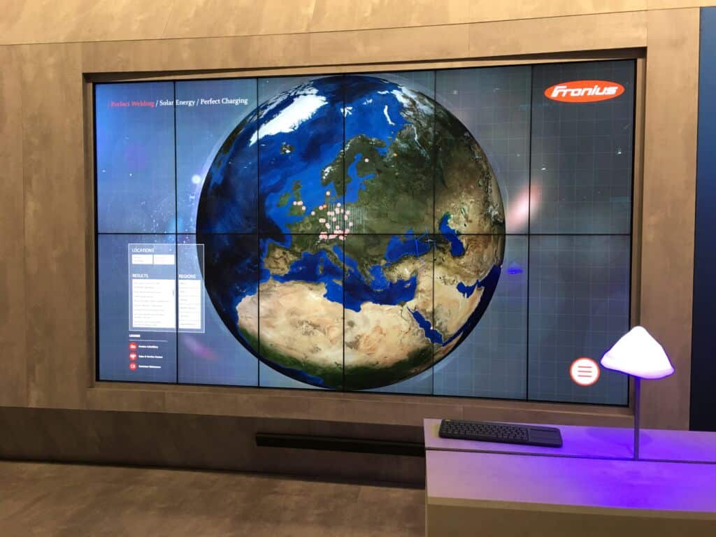 Multitouch Wall am Messestand -interaktive Weltkugel