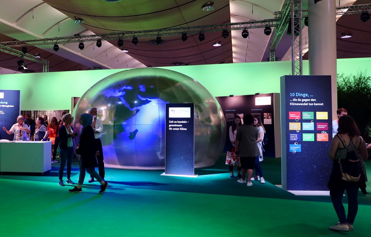 Multisensory experience installation with VR glasses for trade fairs and events