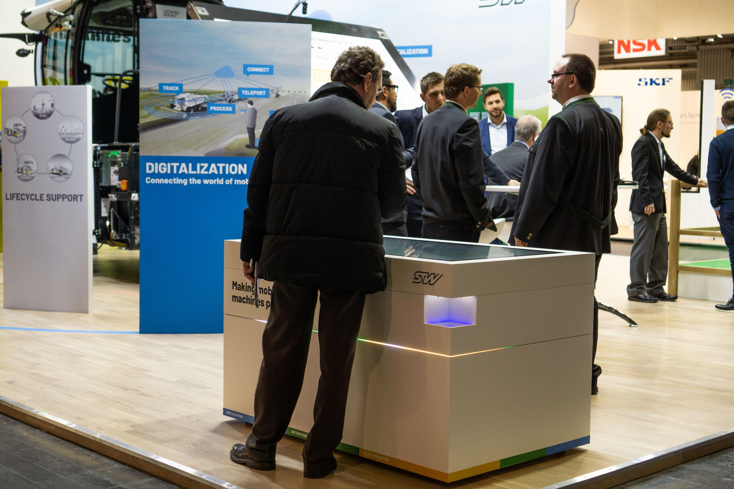 Messebesucher Agritechnica an Multitouch-Scanner-Tischen