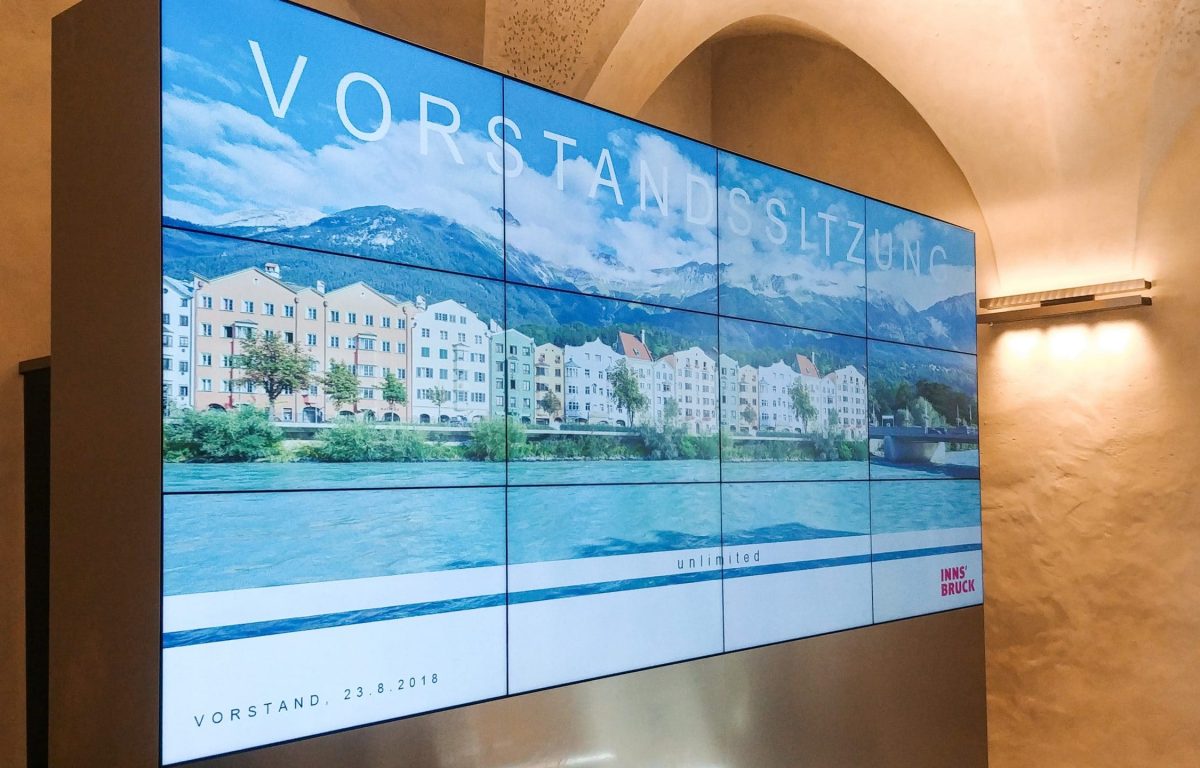 Innsbruck Informationszentrum - Screenwall mit 12 Monitoren
