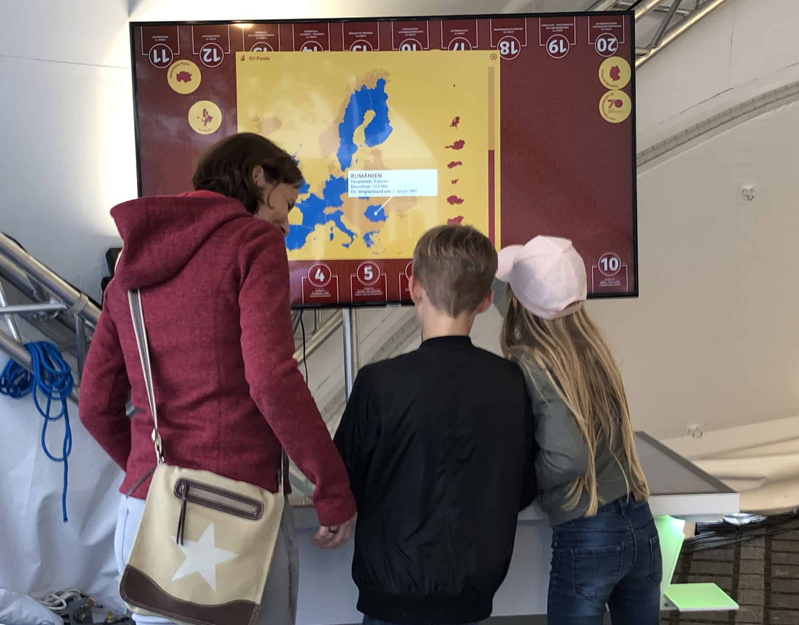 Multitouch-Scanner-Tisch bittet Besucher, ihre Meinung zum Grundgesetz auf Karten zu schreiben