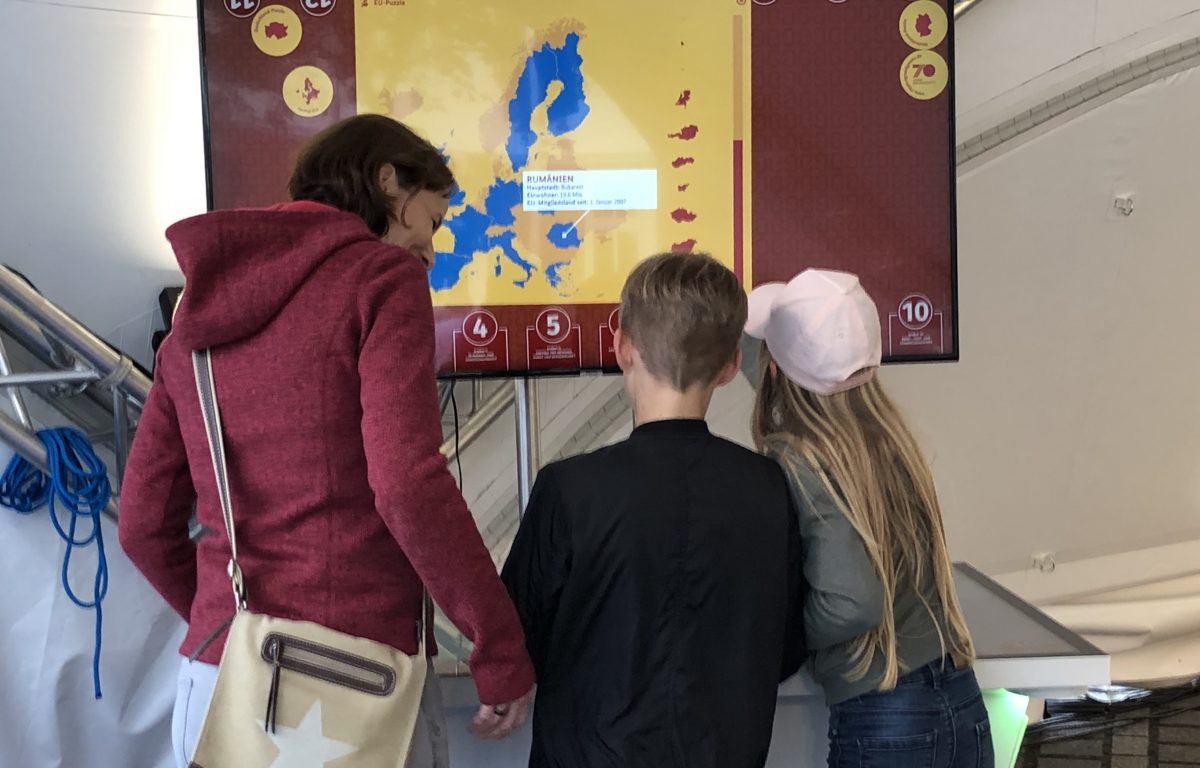 Multitouch scanner table asks visitors to write their opinion on the Basic Law on cards