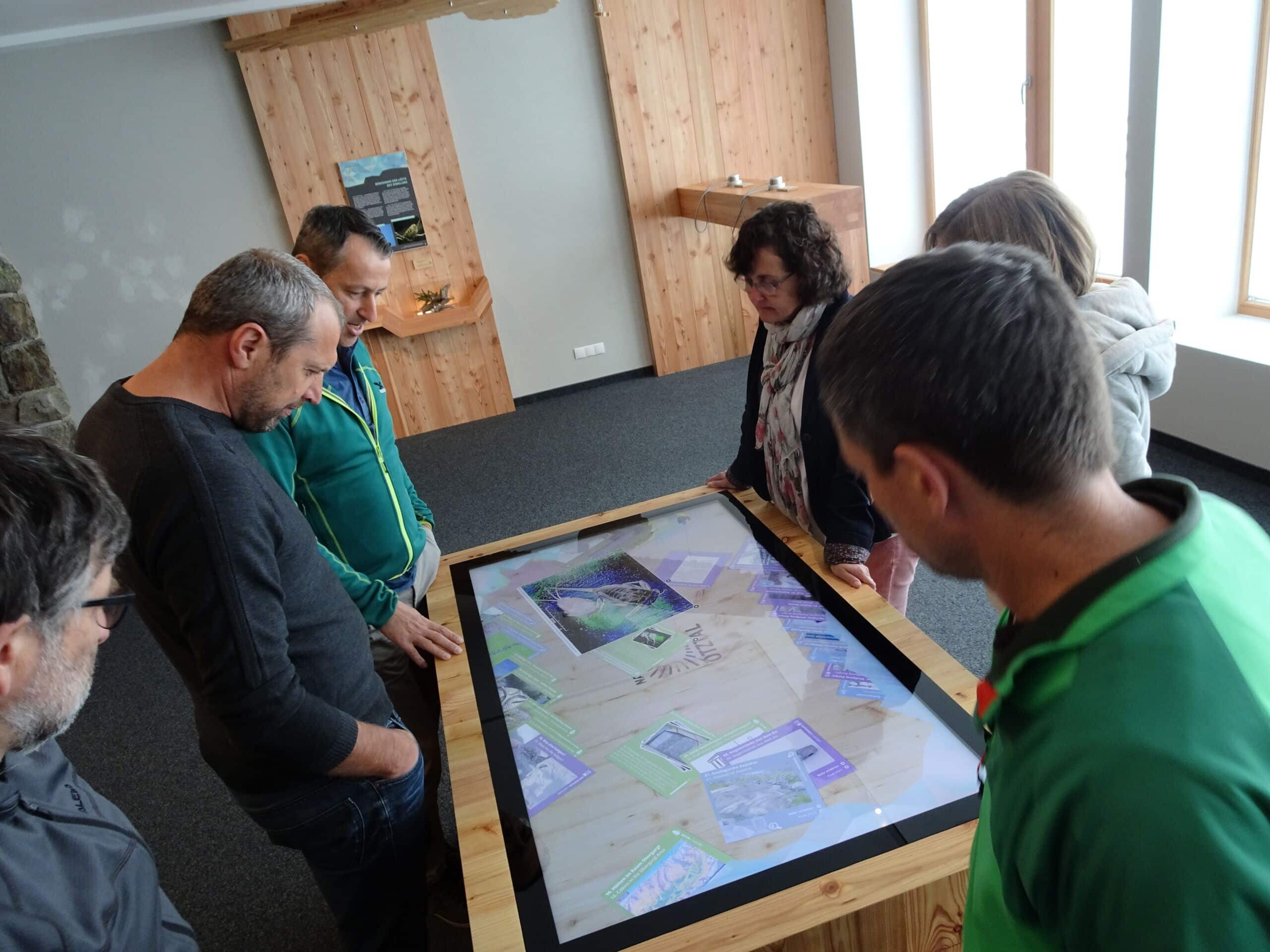 Multitouch-Software mit frei verschiebbaren und skalierbaren Infokarten ©Archiv Naturpark Ötztal - Patrizia Plattner