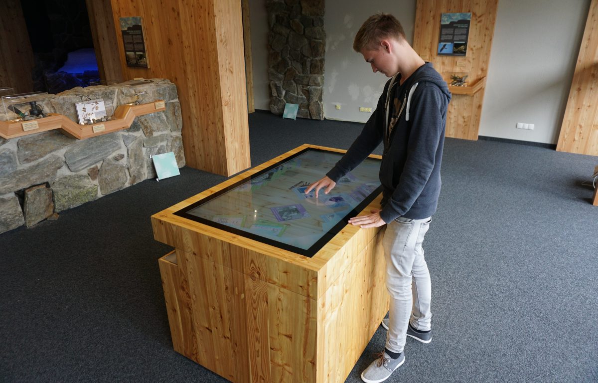 Multitouch scanner table at 2,670 metres in the Hohe Mut Alm in the Ötztal Nature Park ©Archive Naturpark Ötztal - Thomas Schmarda