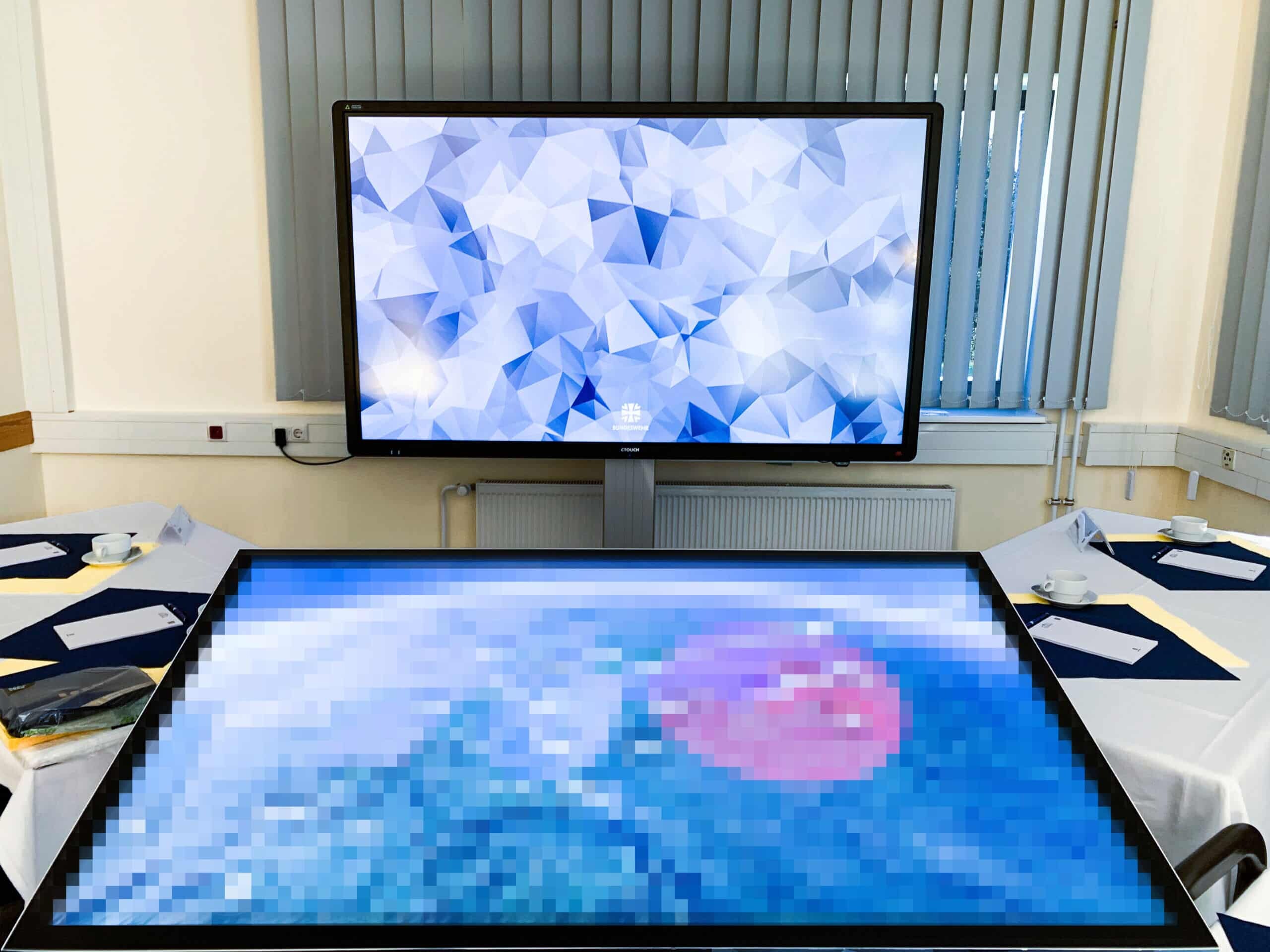 Multitouch 3D-Globus mit Lagesituationen und Szenarien der Luftwaffe