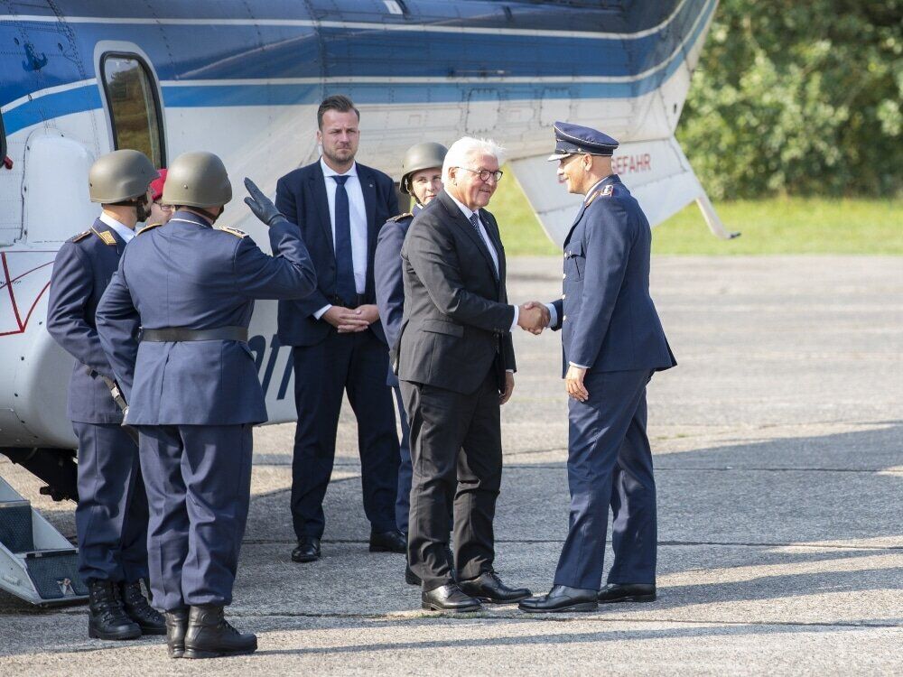 Bundespräsident Frank-Walter Steinmeier wird vom Inspekteur der Luftwaffe, Generalleutnant Ingo Gerhartz, in Empfang genommen