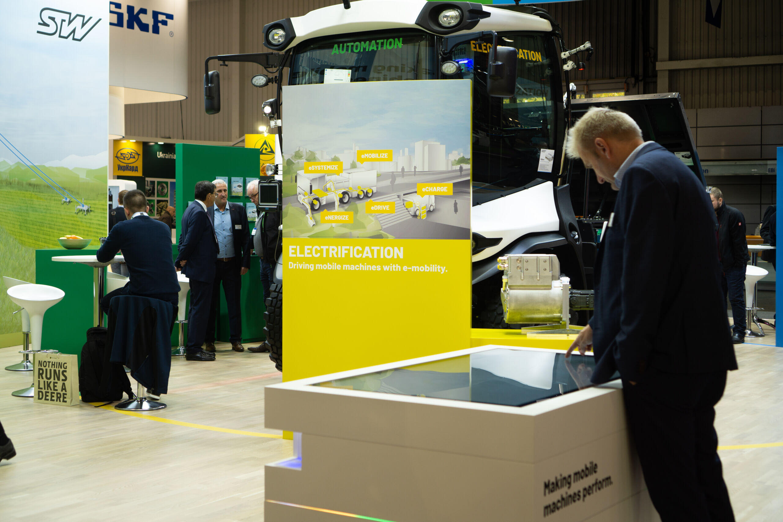 Agritechnica 2019 - Interaktive Vertriebs-Stationen am Messestand von STW