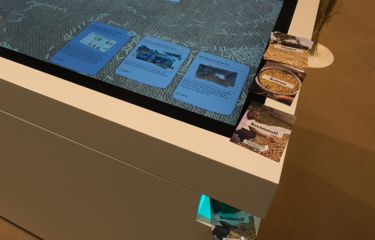 Multitouch Table recognises postcards and objects with built-in camera