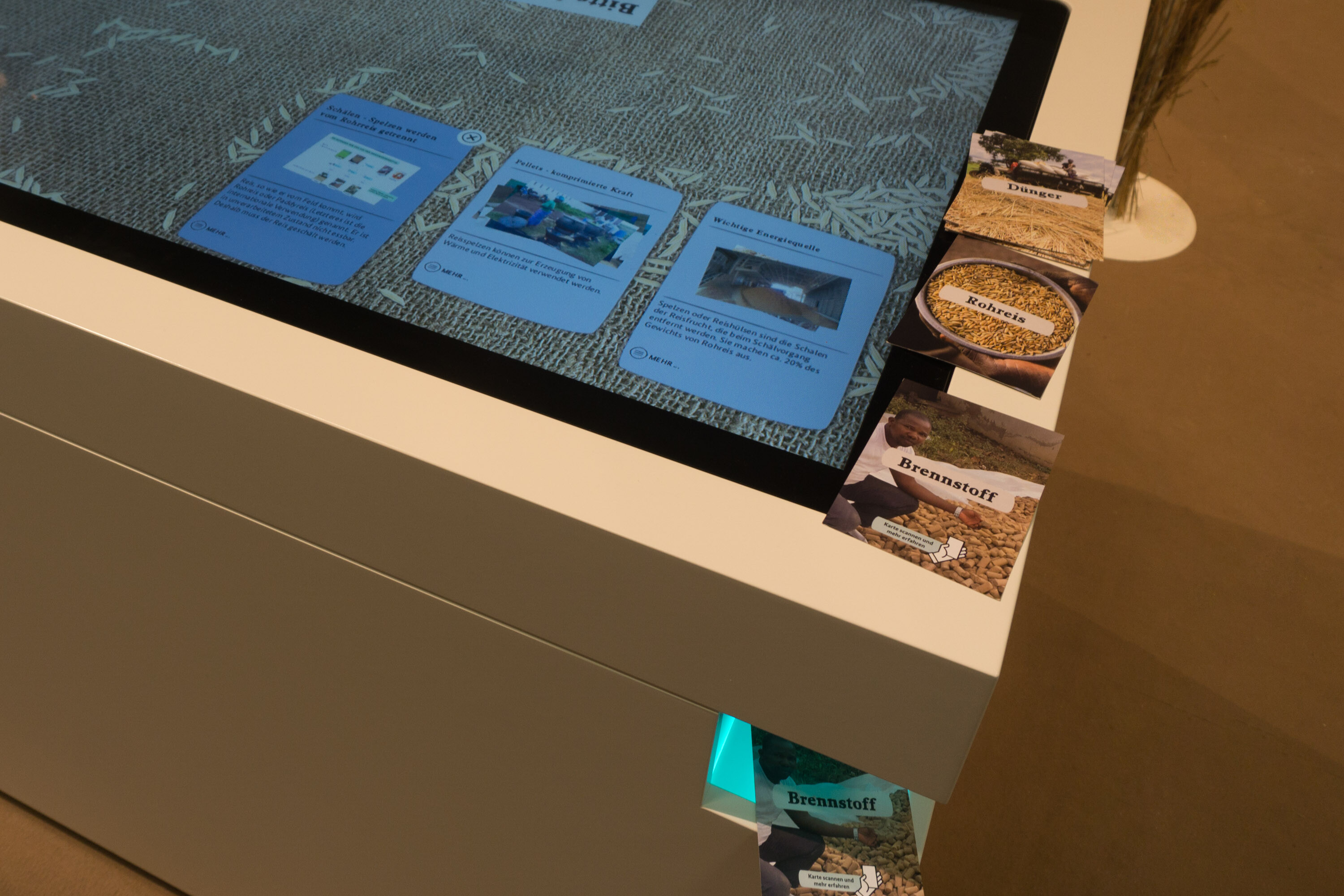 Multitouch Table recognises postcards and objects with built-in camera