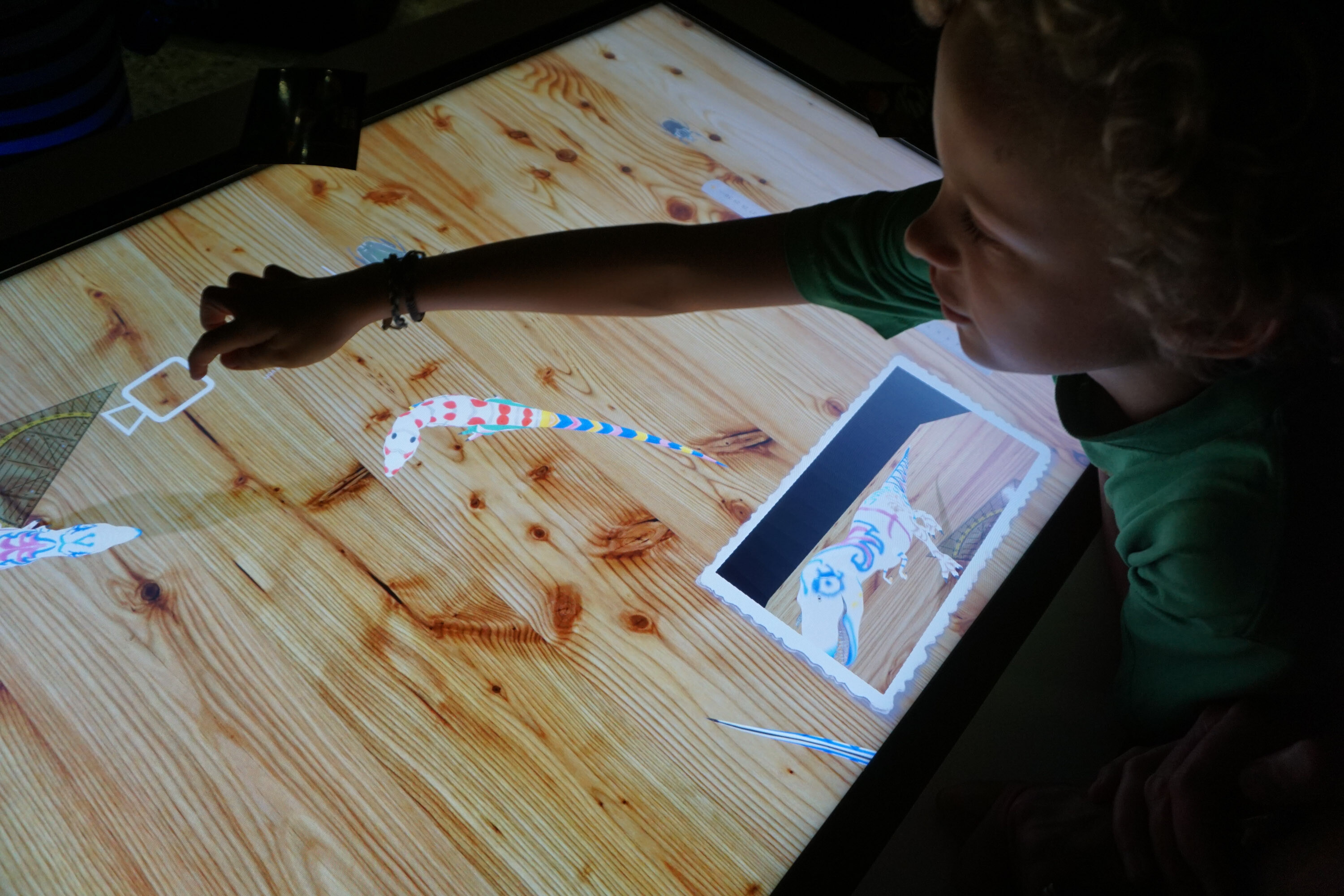 Multitouch software - interactive dinosaurs