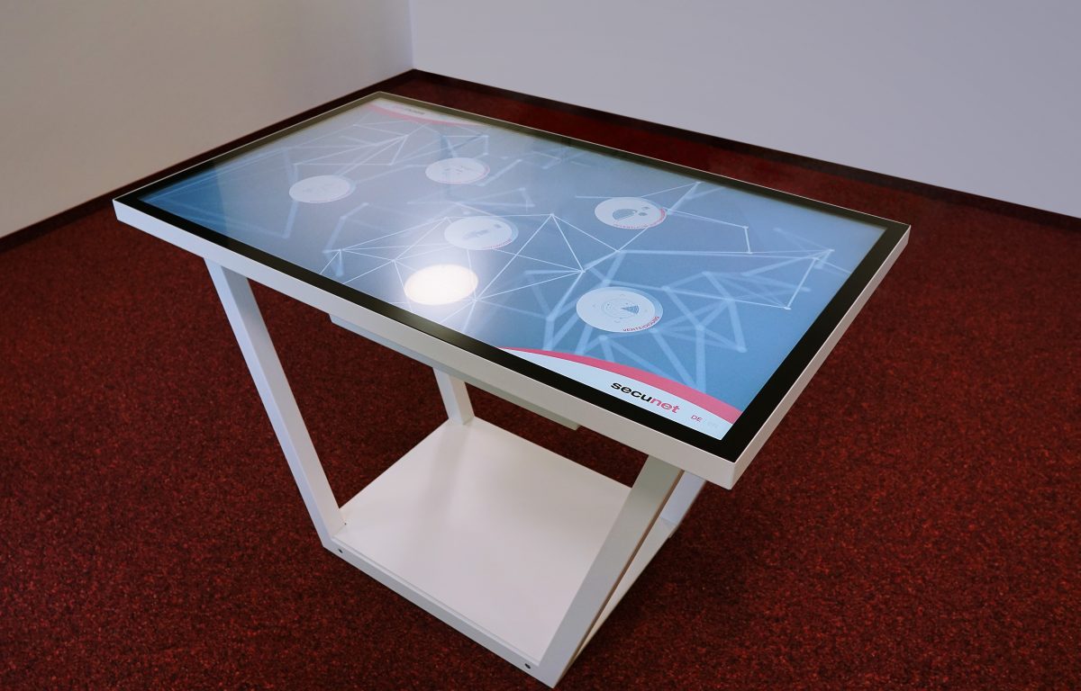 Showroom secunet - Multitouch table with design metal frame as central presentation tool