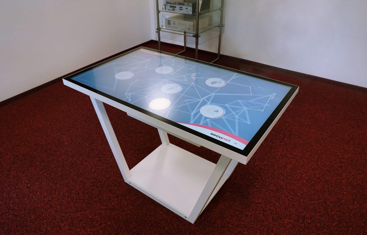 Showroom secunet - Multitouch-Tisch mit Metallgestell als zentrales Präsentationstool