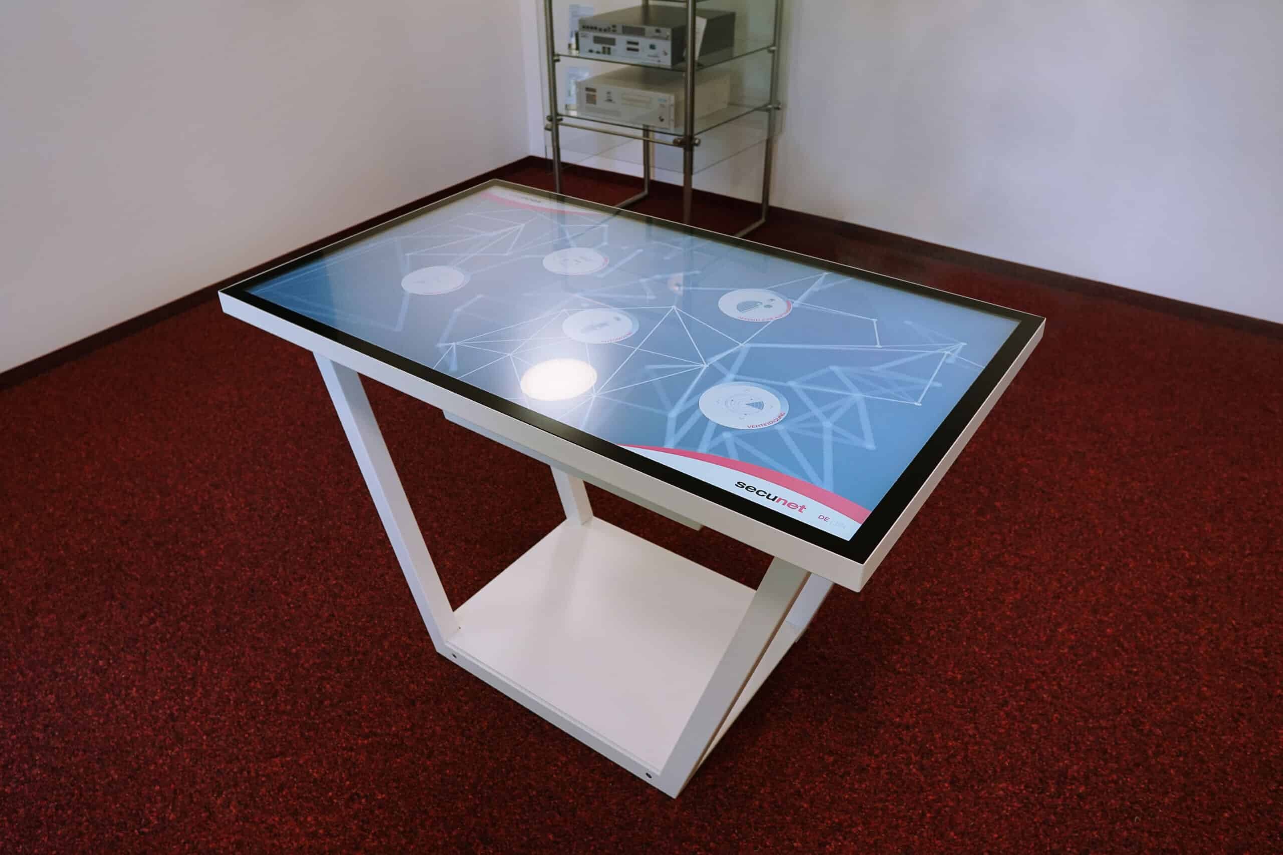 Showroom secunet - Multitouch-Tisch mit Metallgestell als zentrales Präsentationstool