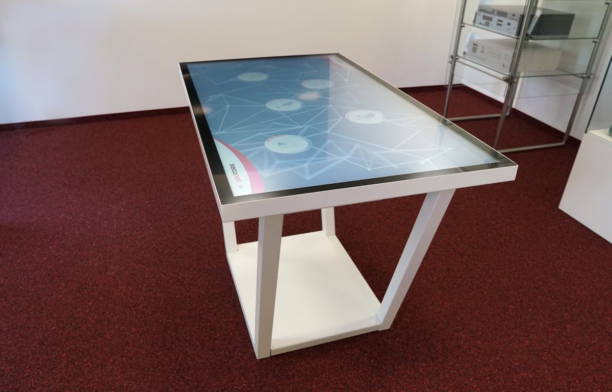 Touch Table with ultra HD multitouch surface
