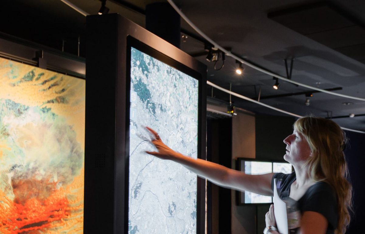 Die Multitouch-Software stellt abhängig vom Rotationswinkel der Touchscreens Satellitenbilder der ESA sowie darauf basierende Zusatzinformationen dar.