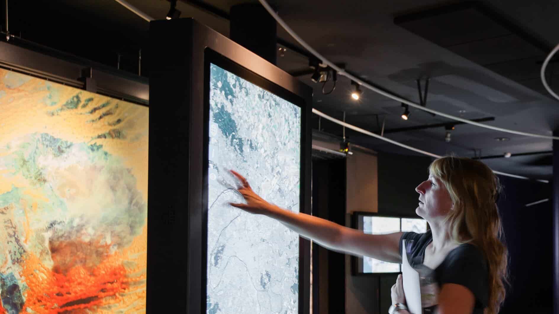 The multi-touch software displays ESA satellite images and additional information based on them, depending on the rotation angle of the touchscreens.