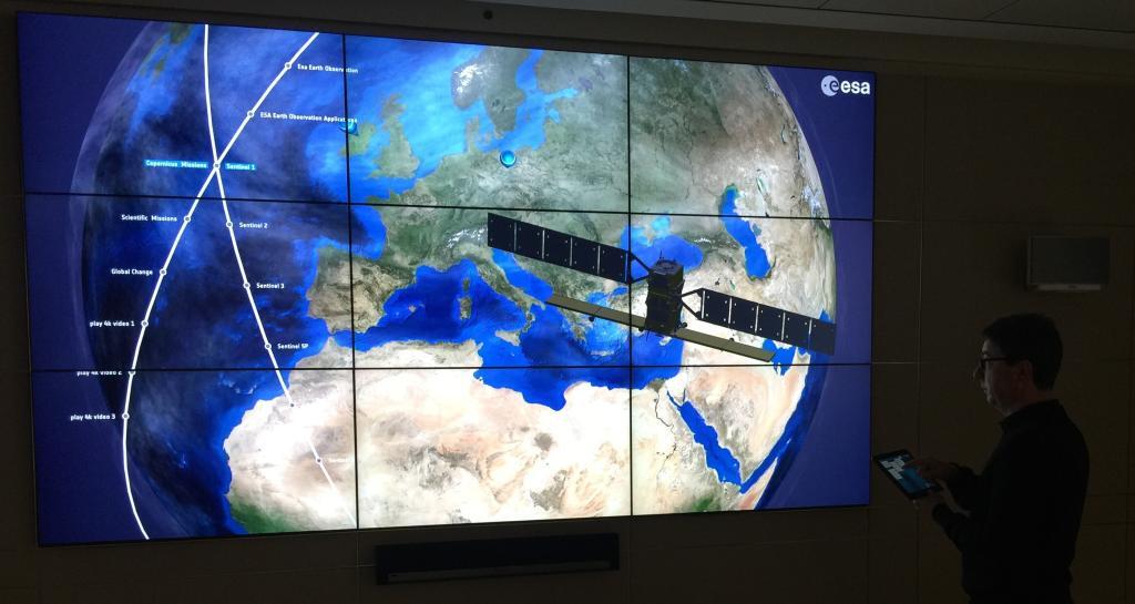 High-resolution screen wall consisting of nine monitors in the ESA showroom