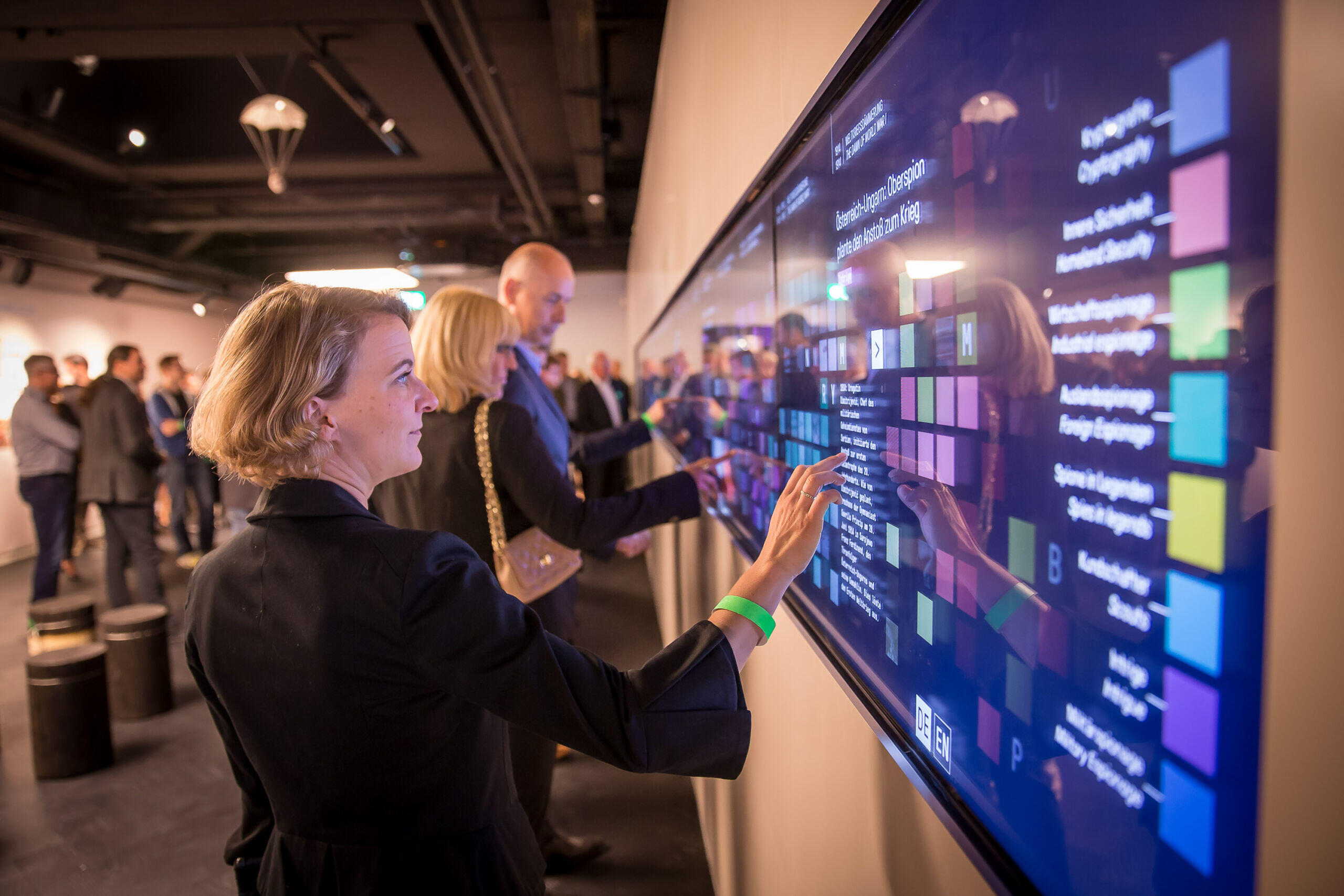 Besucher interagieren mit großer Multitouch Wall im Deutschen Spionagemuseum