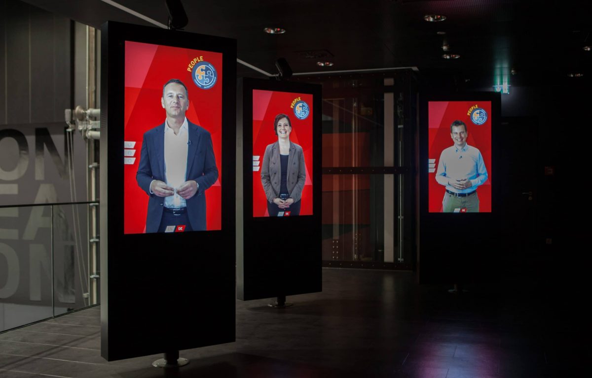 Drehbare Multitouch-Stelen in der interaktiven Unternehmensausstellung von Palfinger