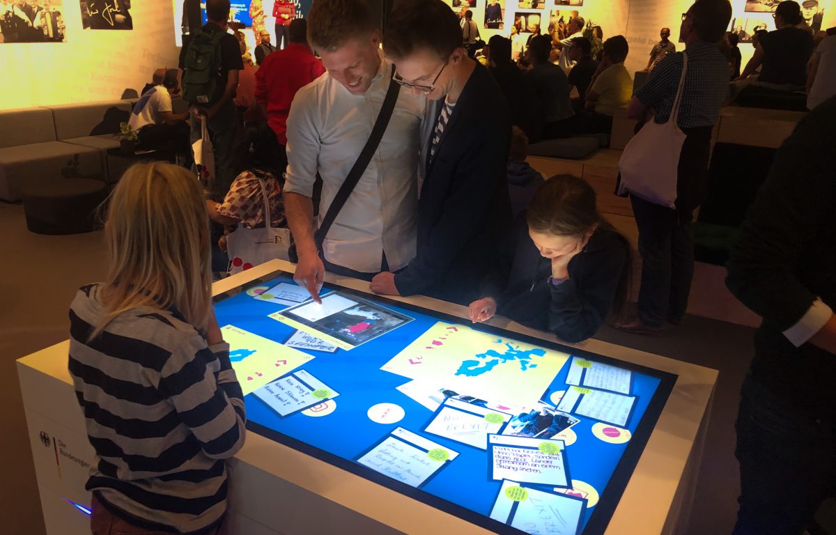 Image gallery and social media channels of the federal government on the interactive touch table