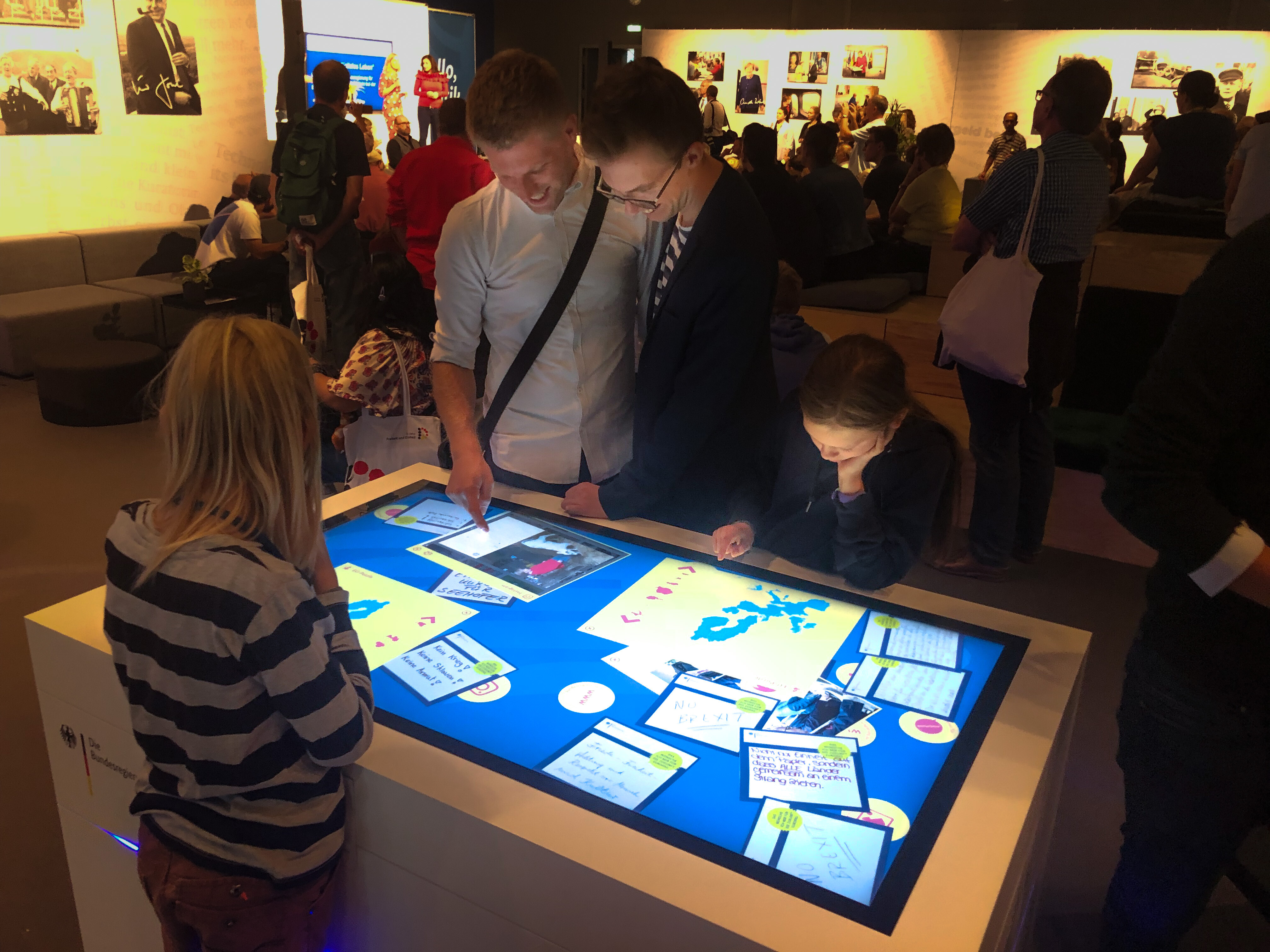 Image gallery and social media channels of the federal government on the interactive touch table