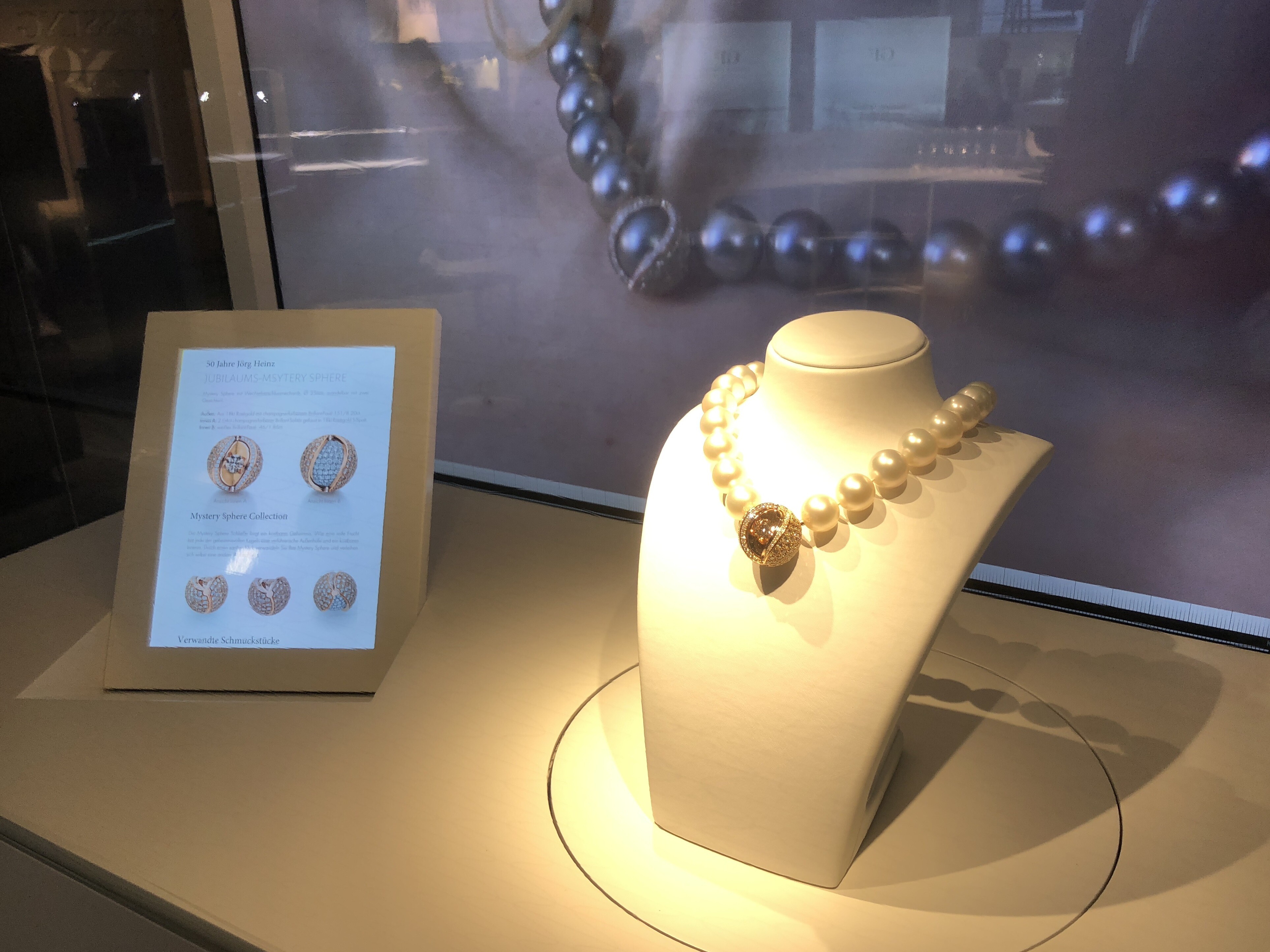 Interactive showcase displays anniversary jewelry from the Jörg Heinz manufactory