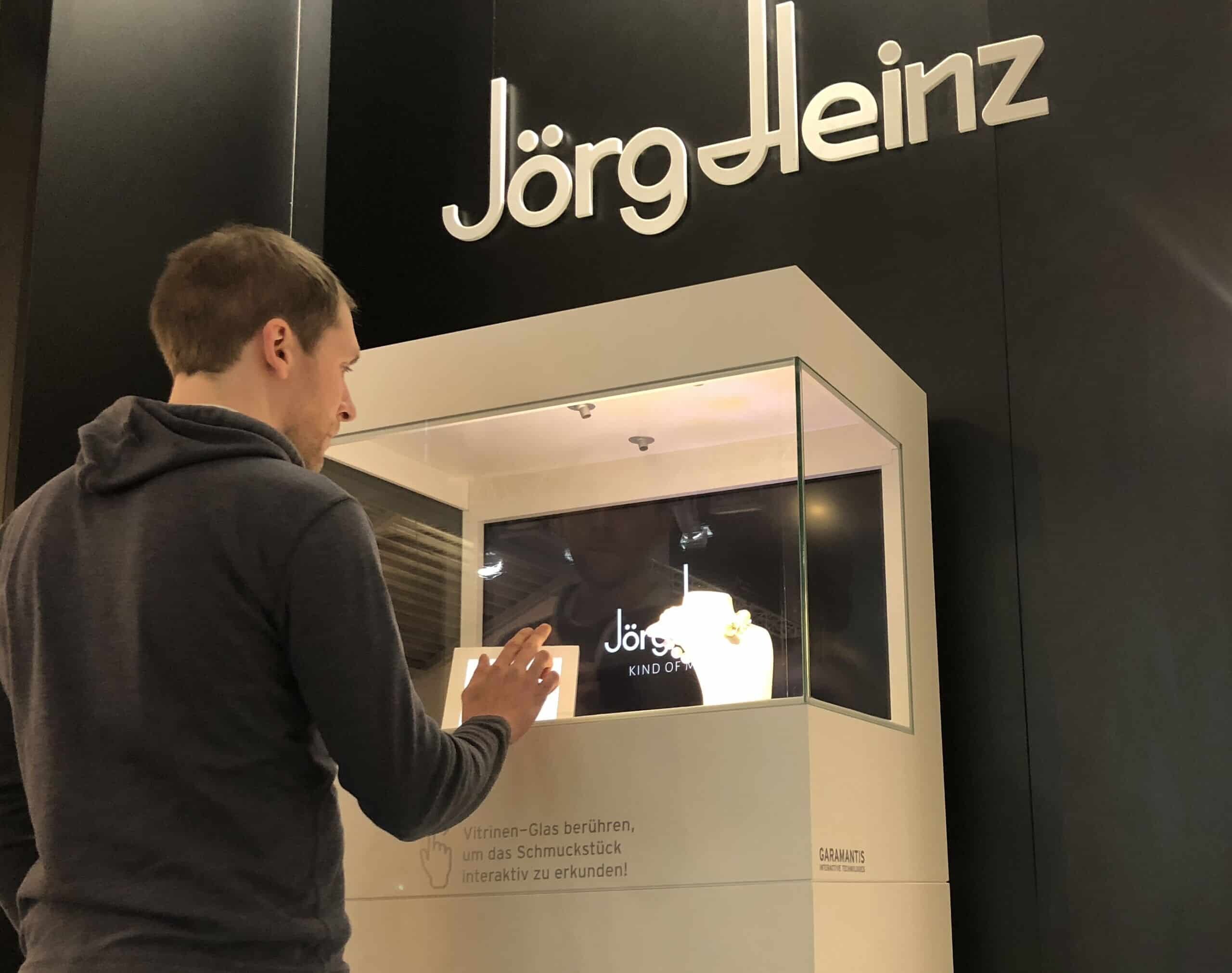 Interaktive Vitrine mit klarem Multitouch-Glas