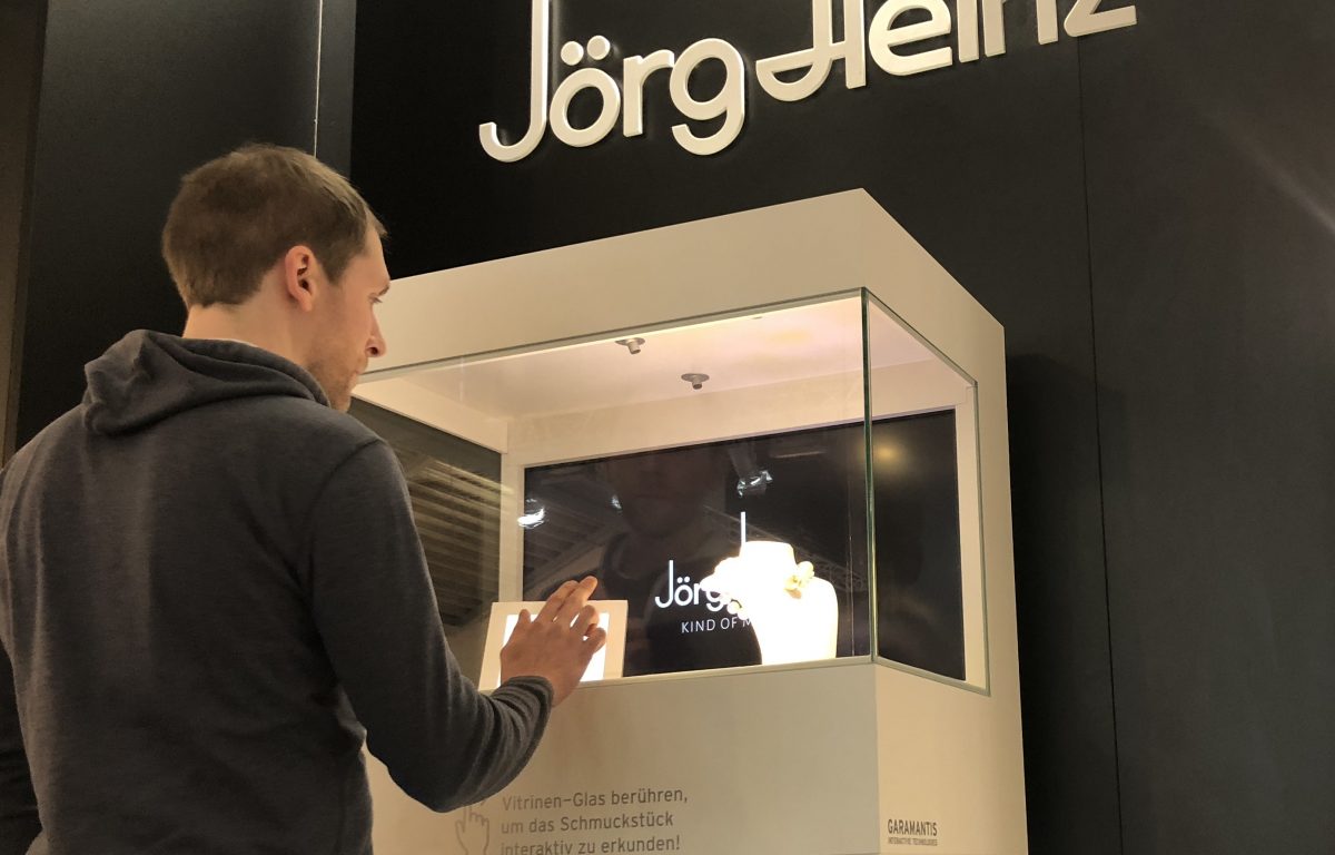 Interactive showcase with clear multitouch glass