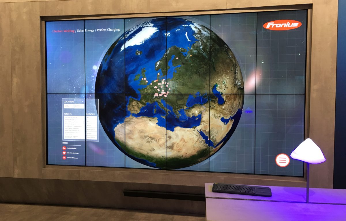 Multitouch wall with 12 screens: interactive globe of the Reference Wall
