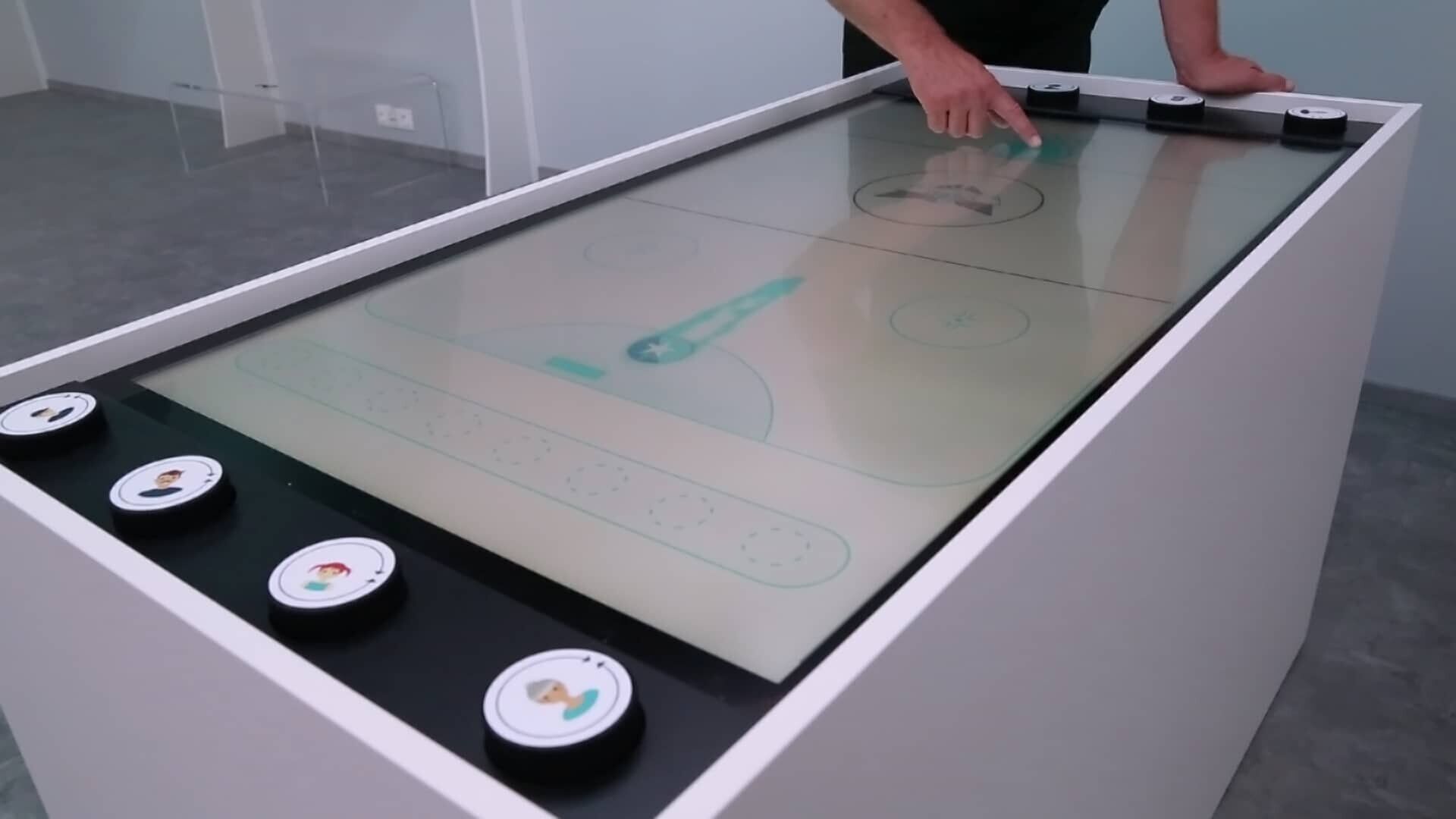 Multitouch Table mit Air Hockey Spiel im Erlebnis-Shop