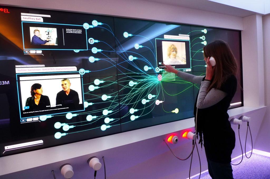 Multitouch-Wall mit Audio-System in der interaktiven Unternehmensausstellung von MED-EL