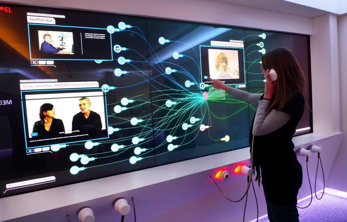 Multitouch-Wall mit Audio-System in der interaktiven Unternehmensausstellung von MED-EL