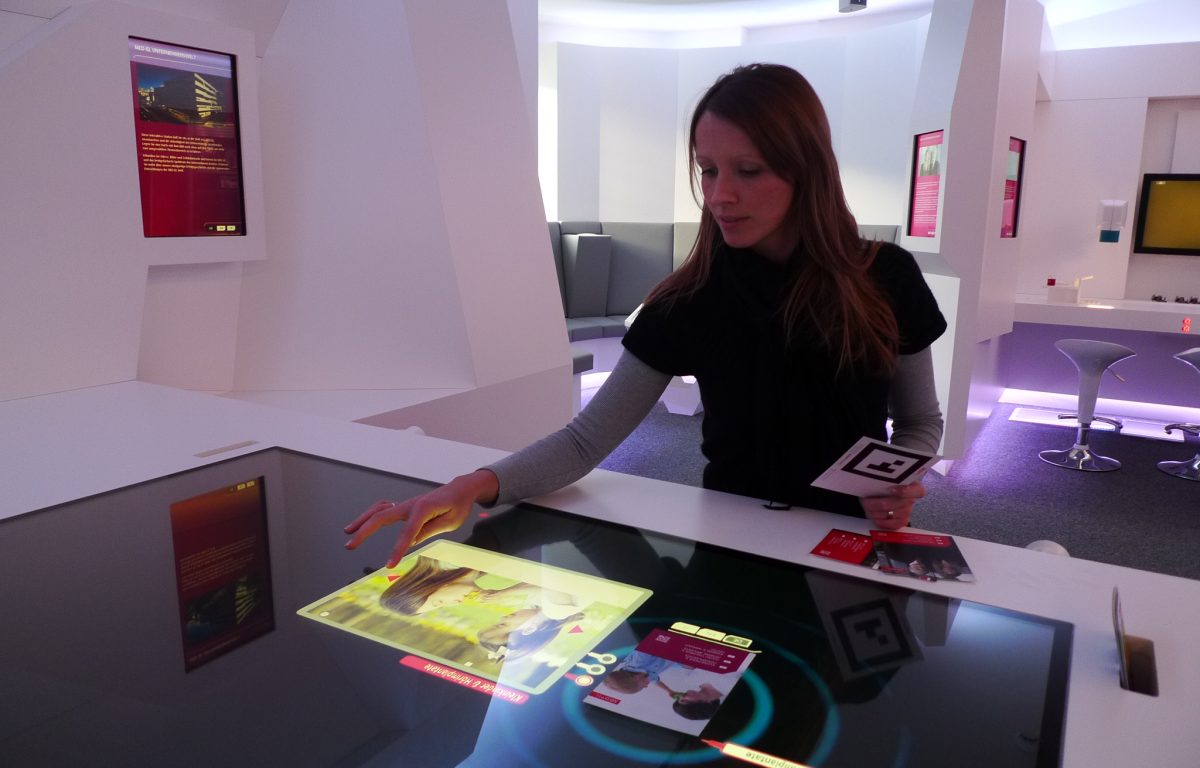 Tangible Interface Tisch mit optischer Objekterkennung und Multitouch-Software von Garamantis