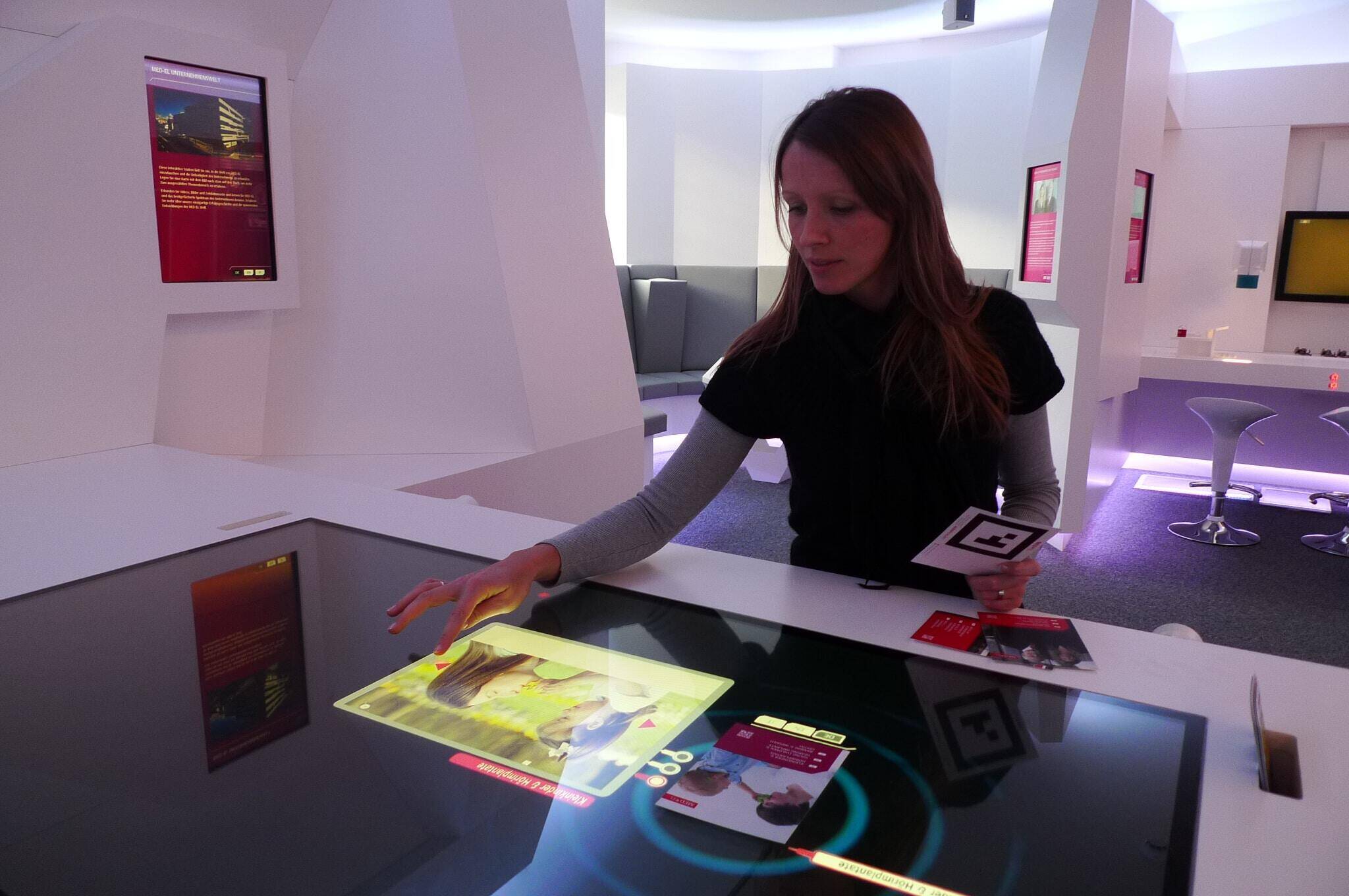 Tangible Interface Tisch mit optischer Objekterkennung und Multitouch-Software von Garamantis