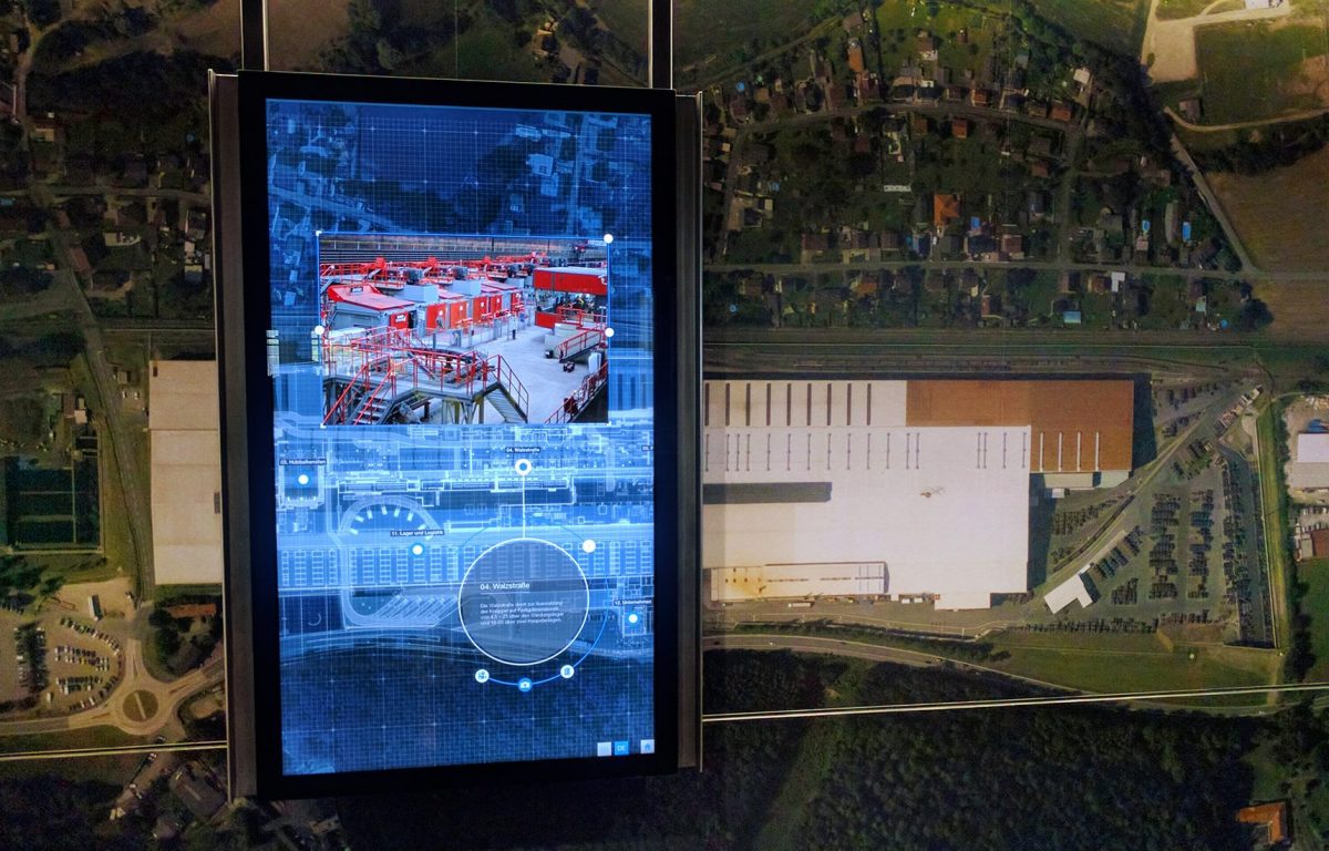 Transparenter Screen eröffnet virtuellen Blick in die Fabrikhalle