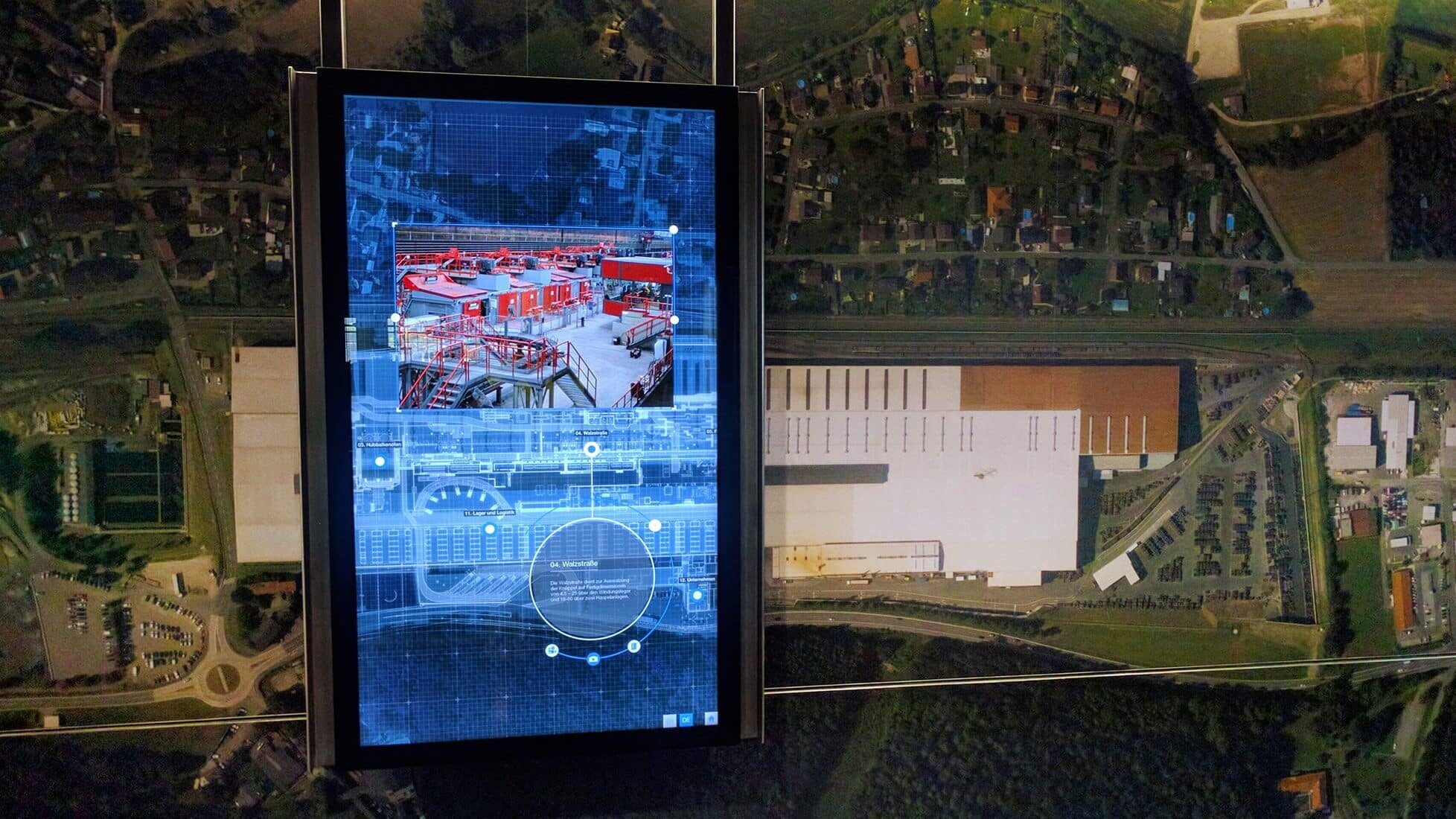 Transparenter Screen eröffnet virtuellen Blick in die Fabrikhalle