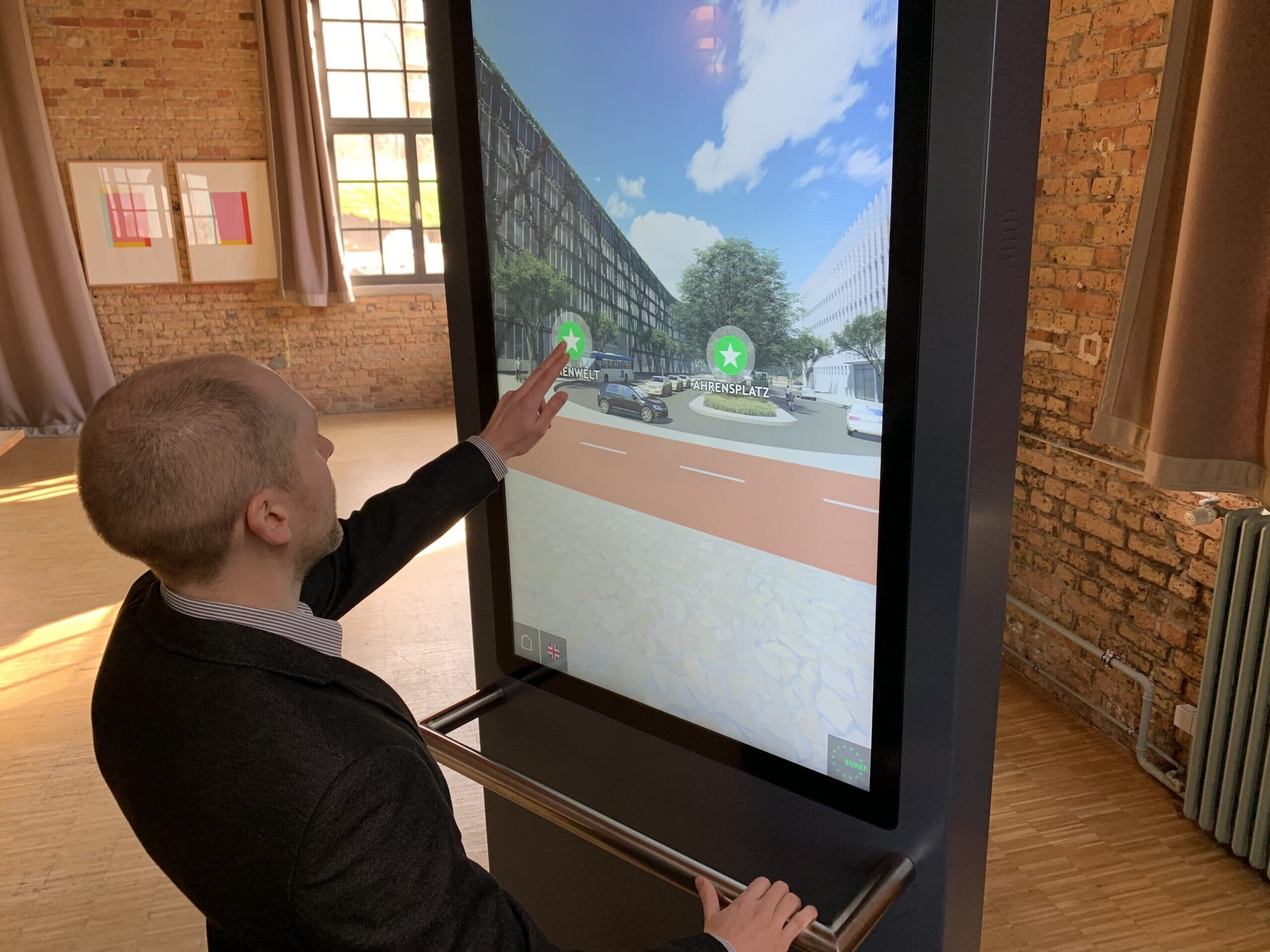 Rotatable screen for immersive views and all-round panoramic perspectives