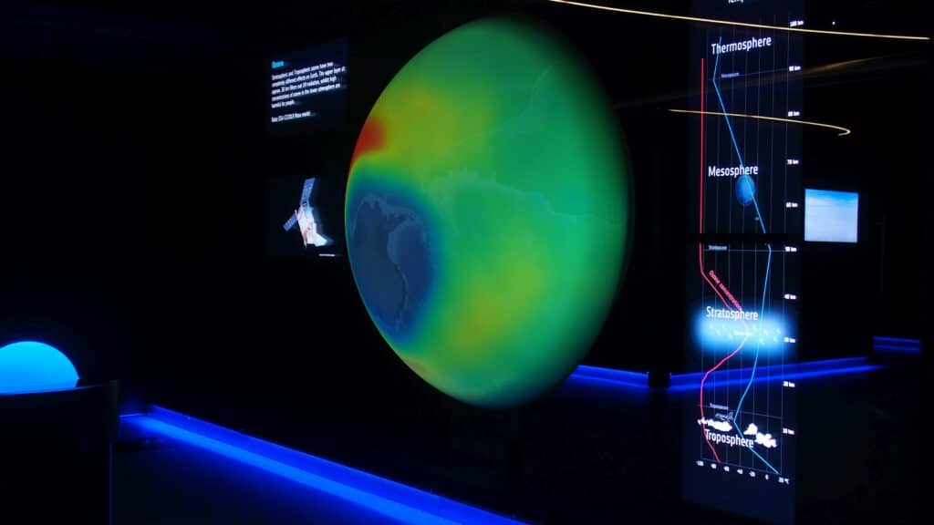 Interaktive Projektion mit 4K Projektor auf Erdkugel im ESA Showroom