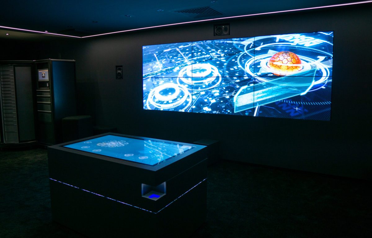 Video-Wall und Multitouch-Tisch sind mit Lichtsteuerung gekoppelt