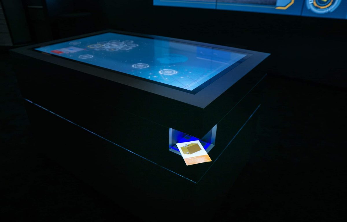 Multitouch scanner table recognises product flyers in the showroom