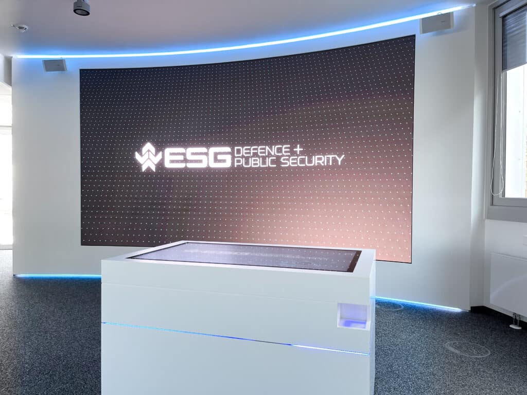 Showroom in weißem Design mit Multitouch-Scanner-Tisch und LED-Wand