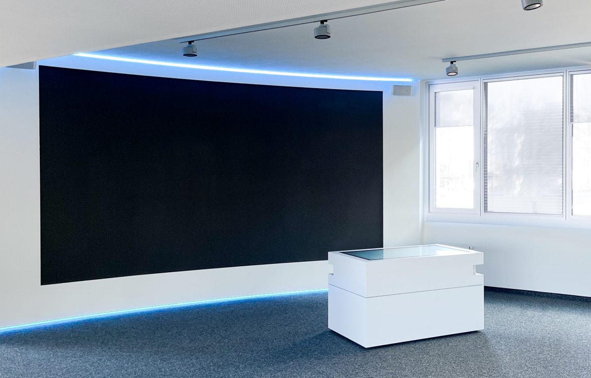 Weißer Multitouch-Table vor LED-Wall im ESG Showroom