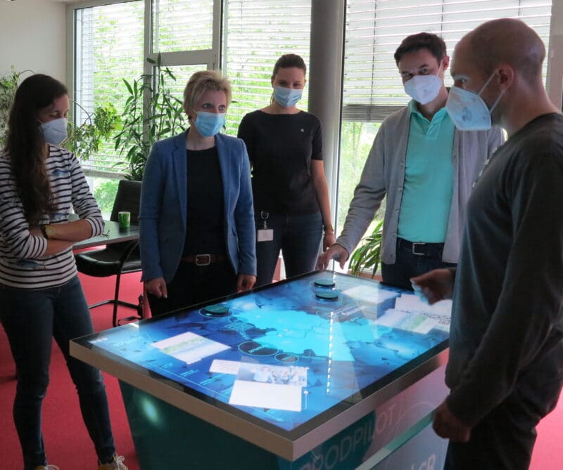 mobiler Multitouch Tisch der htw saar mit mehreren Benutzern