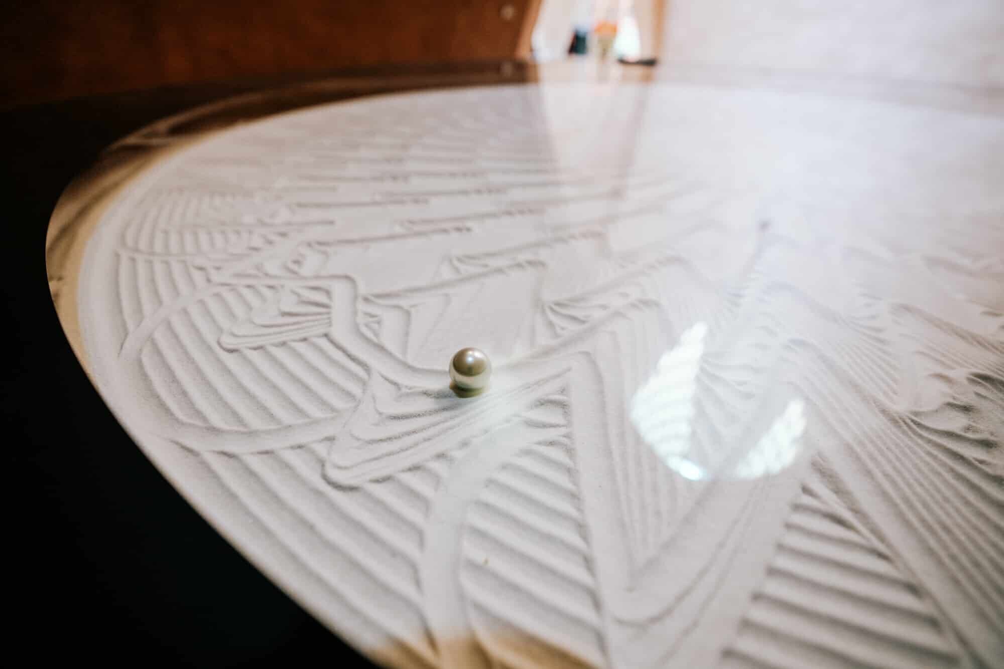 Steel ball draws circles and draws complex like beautiful patterns in the sand