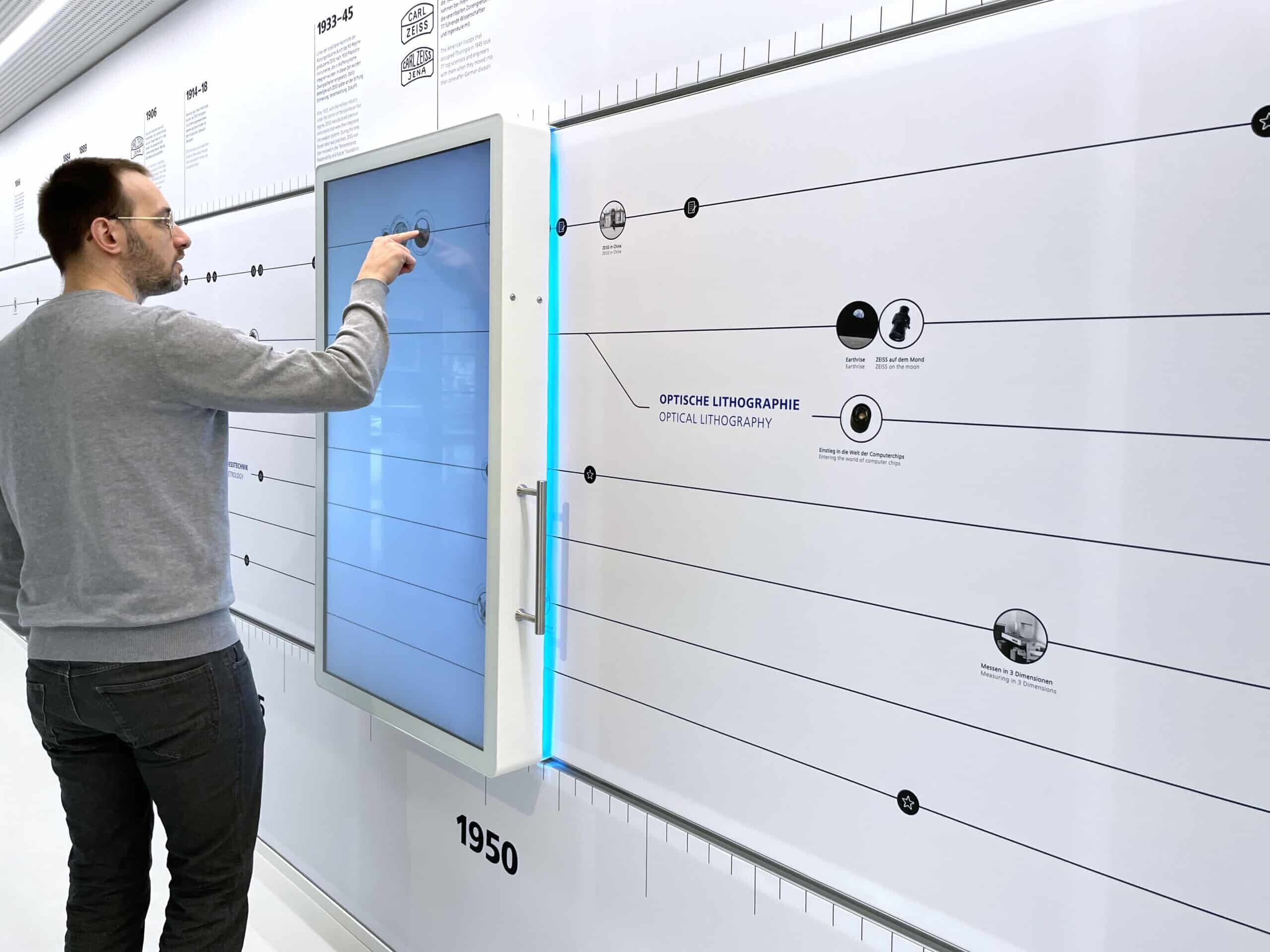 55-Zoll Touchscreen auf Schiene verschiebbar vor der interaktiven Wand