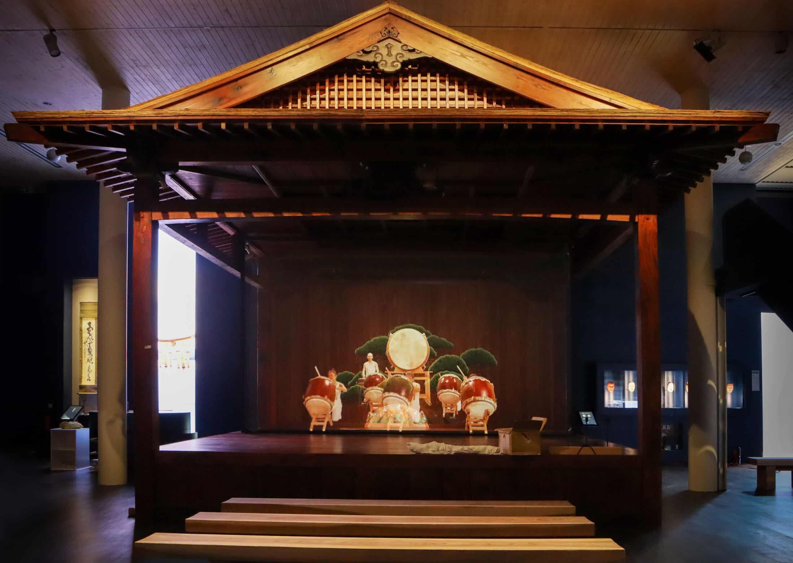 No Theater mit Hologramm Effekt im Samurai Museum