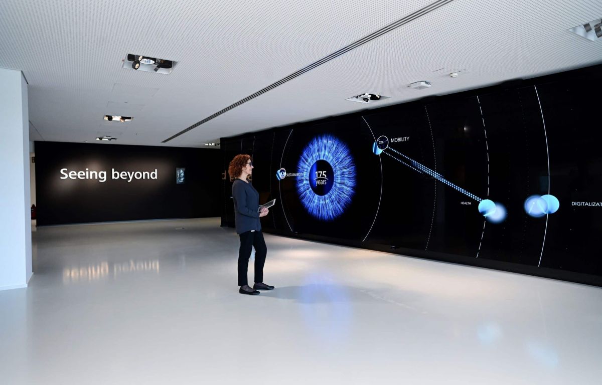 Zeiss 175-Jahre Display-wall in interaktiver Unternehmensausstellung