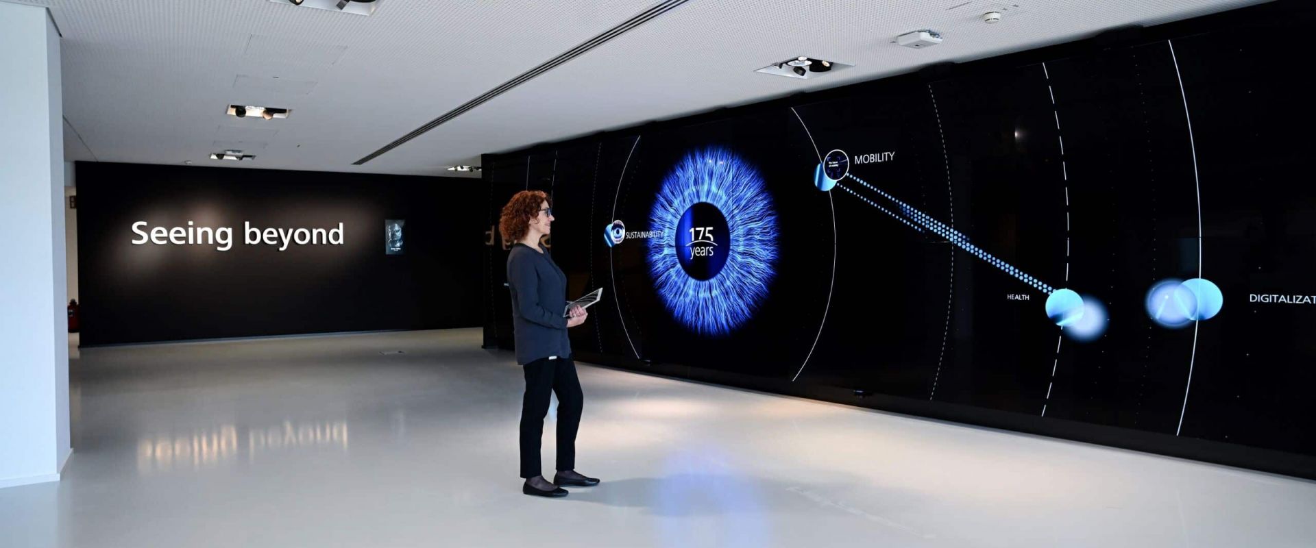 Zeiss 175-Jahre Display-wall in interaktiver Unternehmensausstellung