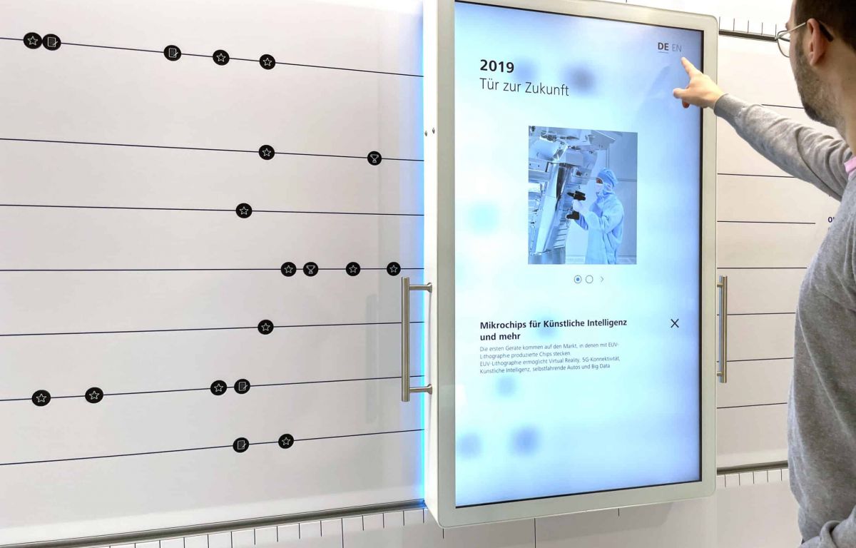 verschiebbarer Touchscreen präsentiert interaktiv die Innovationsgeschichte von Zeiss